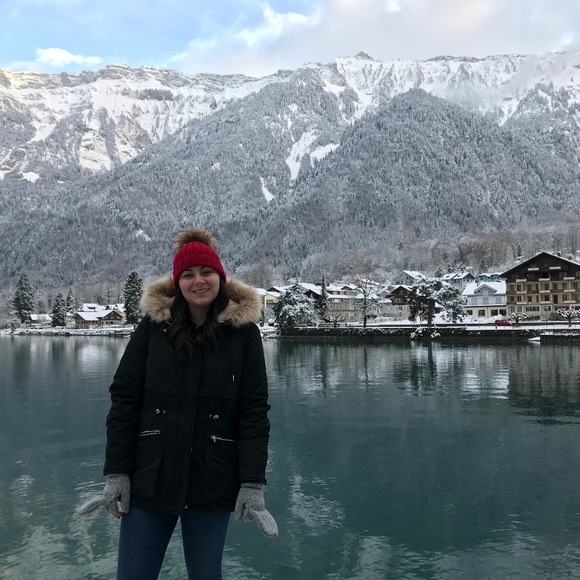 Meet your Posher, Gabriella - Picture 3 of 3